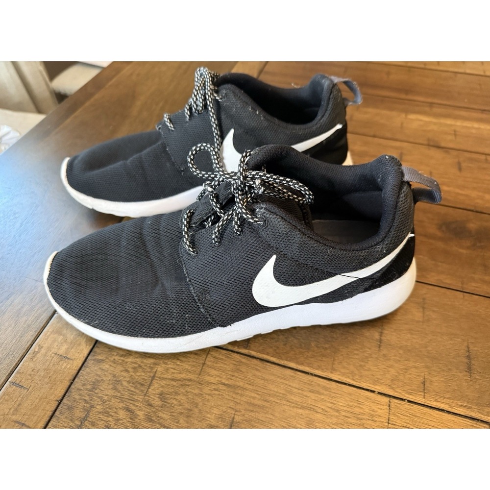 Nike Roshe Run Womens Black And White Size 9.5 Running Run‎ Shoes Shoe